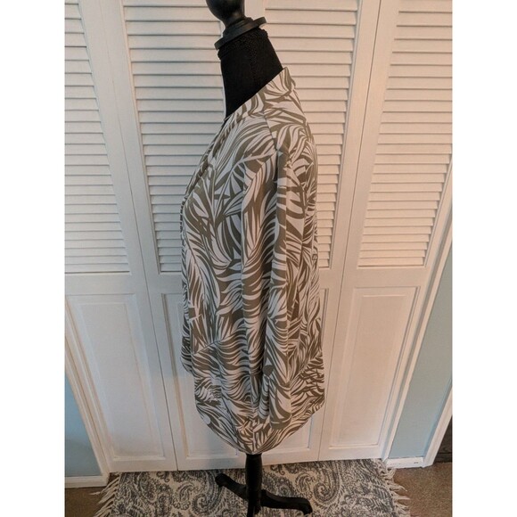 CHICO'S Travelers Jacket Top Women's M/8-10 Slinky Stretch Khaki Leaf Print $118 - Picture 7 of 11